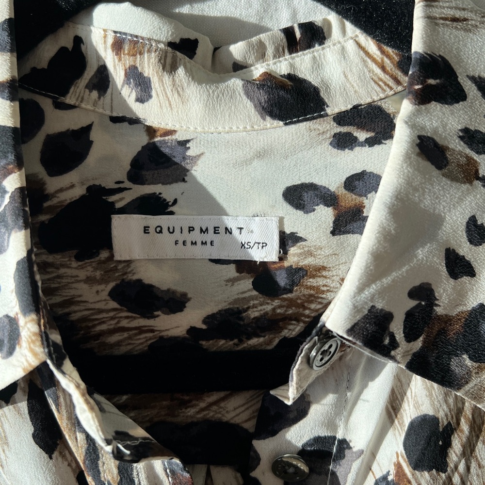 Leopard Print Button-Up Blouse - Picture 3 of 4